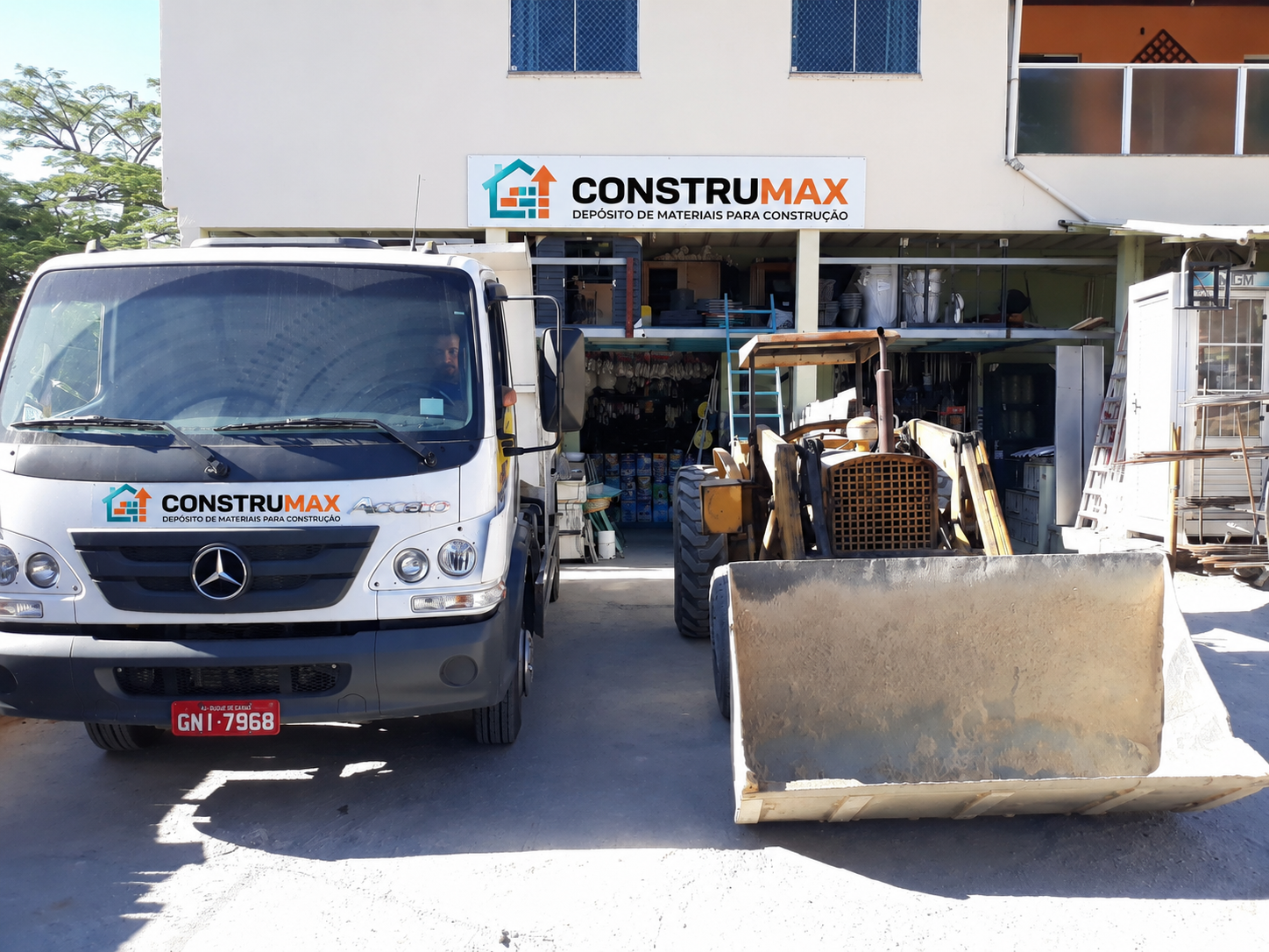 Construmax Guarani - Pátio com caminhão e máquina