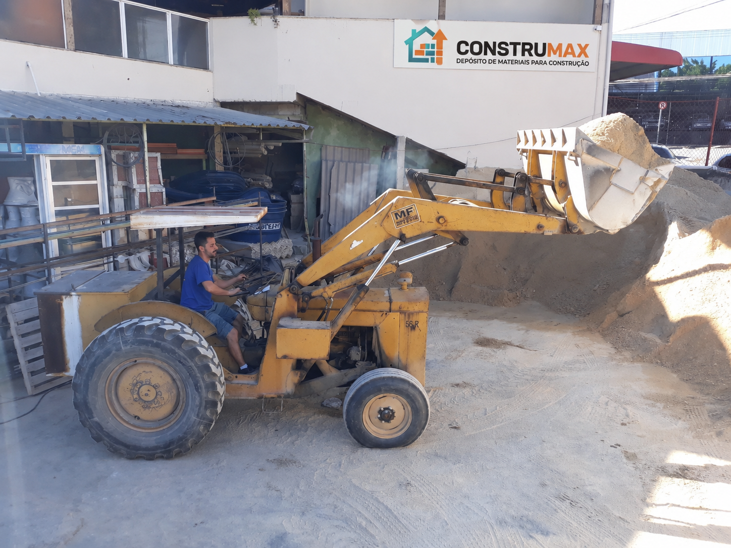 Construmax Guarani - Pá carregadeira no depósito